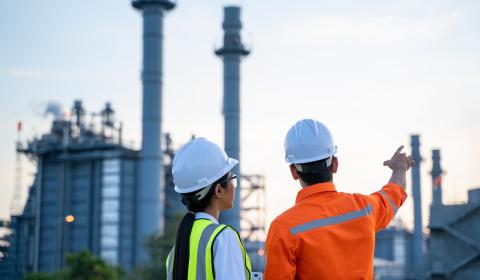 Engineers discussing in front of an oil & Gas factory