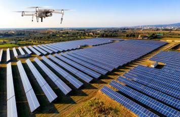 Terrain avec panneaux solaires et Drone
